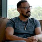 A David le cuesta evitar las lágrimas en varios momentos de la entrevista, sobre todo al evocar el momento el que experimentó el amor de Dios. Foto: captura Creo TV.