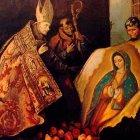 El indio Juan Diego, hoy ya santo, mostró al obispo Juan de Zumárraga su tilma en la que se había impreso la imagen de la Virgen.