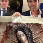 Eduardo Verástegui, junto a Javier Milei y el cuadro de la Virgen de Guadalupe. Foto: Twitter (X) @Everastegui