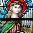 Santa Cecilia con su clásico órgano de tubos, en una vidriera francesa