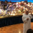 Un fraile dominico del convento de Ocaña explica a los visitantes de Porticum Salutis, ante un enorme belén-diorama, la historia de la Salvación y el misterio de la Navidad.