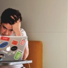 La hipersexualización se ha disparado a través de los dispositivos digitales, creando problemas crecientes de desarrollo psicosocial y afectivo. Foto (contextual): Tim Gow / Unsplash.