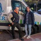 El aborto es una forma masiva de violencia contra la mujer. En la imagen, el doctor Jesús Poveda y una colaboradora, junto a una clínica móvil de ayuda a la mujer embarazada, enfrente del abortorio Dator.