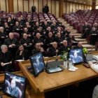 El Papa y los Obispos españoles en el Aula Nueva del Sínodo, durante la reunión convocada para este martes 28 en torno al estado de los seminarios españoles.