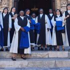 Las comendadoras del Espíritu Santo, ante el pórtico de la basílica de Nuestra Señora de los Milagros, en el Puerto de Santa María (Cádiz), en una salida del pasado septiembre con motivo de la novena de la patrona de la ciudad.