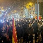 Algunos de los fieles que rezan el rosario en la calle Ferraz, en el marco de las concentraciones ante la sede del Partido Socialista.