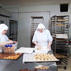 Más de 80 conventos, cerca de 1000 productos, dulces y objetos artísticos y contemplación: las grandes atracciones de la I Feria Monástica de  dulces y belenes de Contemplare, que se celebra el puente de la Inmaculada en la Plaza Mayor de Madrid.