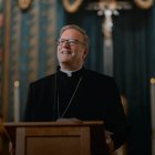 "Volver a conectar a los jóvenes con sus amigos, familiares y personas reales es fundamental", dice el obispo Robert Barron.