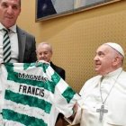 Entregan al Papa una camiseta del Celtic de Glasgow firmada por sus jugadores