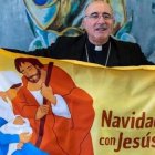 El cardenal Sturla con las balconeras navideñas que ha impulsado en una foto de hace pocos años