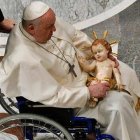 Francisco trasladó al Niño Jesús hasta el nacimiento instalado en la basílica tras la misa de Nochebuena. Foto: Vatican Media.
