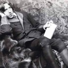 Oscar Wilde (1854-1900), un hombre que vivió toda su vida en conflicto moral y espiritual, pero siempre con la referencia de la fe, que acabó abrazando antes de morir.