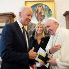 La campaña por la excomunión de Biden gana apoyos, pero la postura del Vaticano sigue siendo la misma: `Debe seguir recibiendo la comunión´.