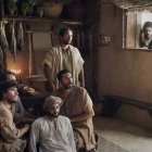 Jesús cura a un paralítico, en una escena de 'The Chosen'.