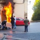 La puerta del Monasterio de la Concepción Franciscana ubicado en la Puerta de Valencia, en Cuenca, en llamas, tras el incendio provocado durante la mañana de este 3 de mayo: no se reportan más daños por el momento, ni heridos.