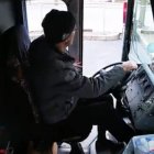 El 8 de abril será su último día, pero, hasta entonces, continúa conduciendo su camión los viernes y domingos por la tarde, entregando comida, bebida y ropa a personas sin hogar en tres lugares diferentes de la ciudad.