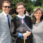 John y Sonia, con su hijo Michael, asesinado a tiros en 2022 por un excompañero que estaba celoso porque saliera con su exnovia.