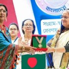 La Primera Ministra de Bangladesh entrega un premio a la cantante Anima Mukti Gomes