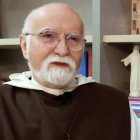 "El sufrimiento nos lleva a lo esencial, nos lleva a plantearnos el verdadero sentido de nuestra existencia, el sufrimiento nos abre también a Dios, nos obliga a invocarlo, a que amar a Dios nos abra a los demás", dice el sacerdote.