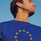 Un joven con los símbolos de la Unión Europea, foto de Henri Lajarrige en Unsplash