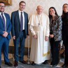 De izquierda a derecha, con Francisco en el centro: Nicolás Sangrador, José María Navalpotro, Paula Martín y Paloma Alonso. Foto: Vatican Media.