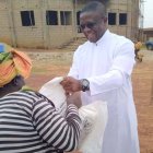 Cuando el padre Brown llega a una aldea, ya le están esperando desde hace horas con expectativas: 'Hay mucho anhelo de la Buena Nueva', explica. Foto: ACN.