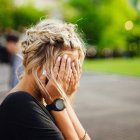 Una mujer se cubre las manos, triste o desesperada - foto de Abigail Keenan en Unsplash