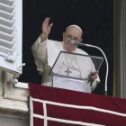 El Papa pidió en el Ángelus tener misericordia y no juzgar a los demás, como no lo ha hecho Jesús con nosotros.