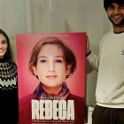 Los jóvenes productores de 'Un ángel llamado Rebeca', Inés y Borja Zavala, junto al cartel de la película, de próximo estreno.