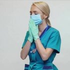 Una enfermera en oración... desde su origen, la fe, la ciencia y las virtudes humanas se han dado la mano en este oficio muy especial