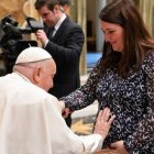 Francisco bendice a una embarazada y a su hijo, en un gesto que acostumbra. Foto: Vatican Media.