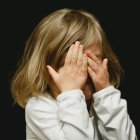 Los niños ven cada vez peores contenidos, a través de cada vez más medios, y a una edad cada vez más temprana. Seis asociaciones españolas quieren alertar de este problema. Foto: Caleb Woods / Unsplash.