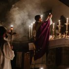 El sentido de 'lo sagrado' (etimológicamente, 'lo separado'), de lo 'absolutamente Otro' es fundamental para la conservación del sacerdocio y el despertar de las vocaciones. Foto: Josh Applegate / Unsplash.