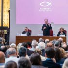 Intervención de Josep Miró i Ardèvol en el acto fundacional de Corriente Social Cristiana, el 3 de febrero en el Aula Magna de la Universidad Abat Oliba de Barcelona. Foto: Facebook.