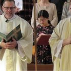 El diácono James Arndt con el obispo de Superior, Wisconsin, en su parroquia