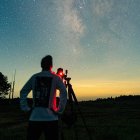 El hombre mira las estrellas y se pregunta por Dios Creador, foto de Kazuend en Unsplash