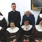 Las clarisas de Belorado, junto con el sacerdote vinculado a Pablo de Rojas que ahora las asiste espiritualmente. Foto: Captura Telecinco.
