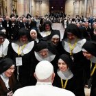 Un grupo de religiosas rodea a Francisco tras su encuentro con los sacerdotes y consagrados en la basílica de San Zenón. Foto: Vatican Media.