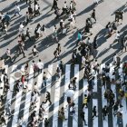 El trabajo frenético, el ritmo de vida, las relaciones vacías o la falta de sentido son algunos de los síntomas del mundo actual y causa del incremento de problemáticas de salud mental, según los obispos españoles (Foto: Unsplash / Ryoji Iwata).