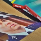 Una imagen de Arnaud Beltrame junto al libro que Julie Grand ha escrito sobre su acto heroico: 'Su vida por la mía'.