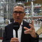 Stefano Zanni, uno de los socios de HolyArt, en la gigantesca nave recién inaugurada para gestionar la distribución de sus productos. Imagen: captura La Libertá TV.