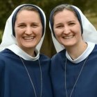 Sor Pia Jude (izquierda) y Sor Luca Benedicta (derecha), hermanas gemelas y Hermanas de la Vida.