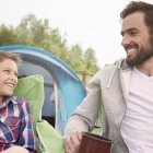 Padre e hijo adolescente de acampada... educar hoy implica salir de lo digital, fomentar lo real - foto de Freepik