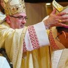 El cardenal Pizzaballa coloca la mitra al nuevo obispo auxiliar Bruno Varriano