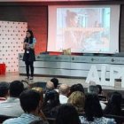 Cristina Cons, directora de Alpha Jóvenes España, en una ponencia