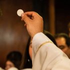 Recibir a Cristo a través de la comunión es una gracia incomparable para el católico / Foto: Pobbi Menne (Cathopic)