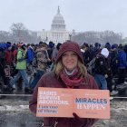 Lauren Eden sobrevivió a un aborto cuando era un bebé, y lo proclama en Washington con su cartel