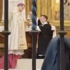 En las imágenes se puede ver a las religiosas en sus asientos y, en el altar, a De Rojas, revestido y asistido por el sacerdote Fran Ceacero, que le acerca el incensario. Entre el público también hay familiares.