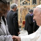 El Papa dijo que se puede reír de Dios, y podemos hacerlo, así como jugamos y bromeamos con las personas que queremos. Se puede hacer sin ofender los sentimientos religiosos de los creyentes (foto: el Papa con Goldberg).