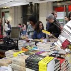 El Día del Libro salen a las calles de Barcelona los libros, las rosas y muchos lectores, habituales y ocasionales